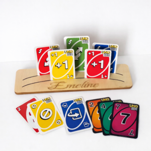 Support cartes à jouer personnalisé en bois – Prénom & motif au choix