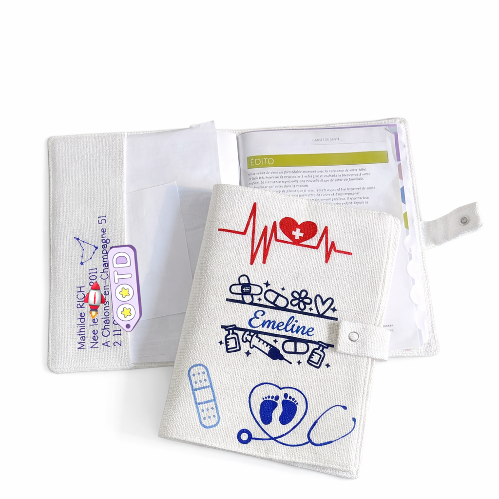 Protège carnet de santé personnalisé bébé – Motif médical & prénom – Cadeau naissance